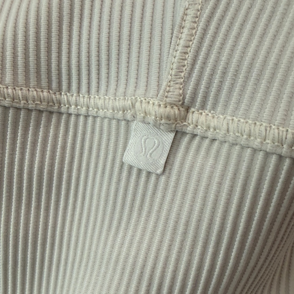 Lululemon Power Pivot Tank. Excellent condition. size 4. Cream - Picture 5 of 5